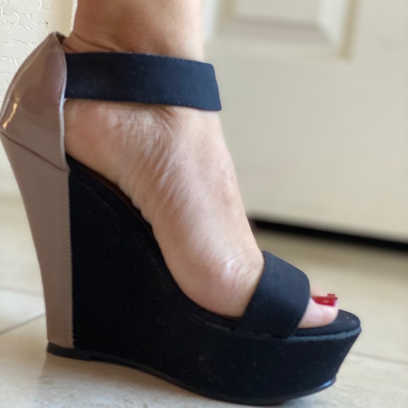Shoedazzle Wedge Sandals - Picture 3 of 8